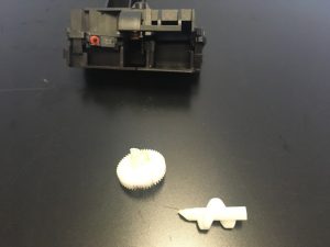 A dismantled S40 Trunk latch with axle broken.